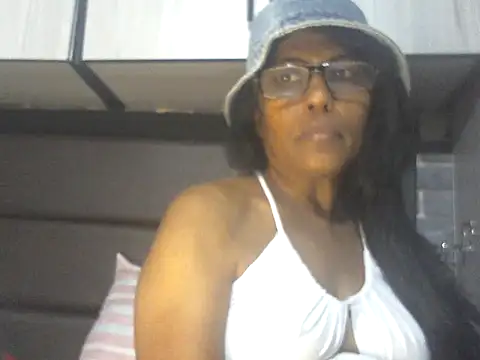Snapshot of MsAttitude chatting on April 22, 7:33 am MsAttitude online show from April 22, 7:33 am