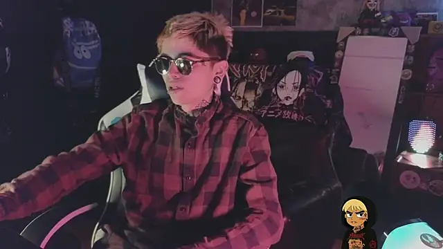 Snapshot of AcidMilo chatting on June 18, 8:57 pm AcidMilo online show from June 18, 8:57 pm