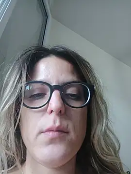 Snapshot of dolcehelena993 chatting on July 19, 6:33 pm dolcehelena993 online show from July 19, 6:33 pm