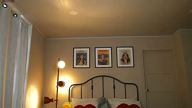 Snapshot of julesbennet chatting on March 11, 1:45 pm julesbennet online show from March 11, 1:45 pm