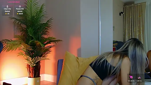 Snapshot of Avril_Cyrus chatting on February 16, 8:10 am Avril Cyrus online show from February 16, 8:10 am