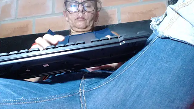 Snapshot of DevoraAmateur chatting on March 11, 1:00 am DevoraAmateur online show from March 11, 1:00 am
