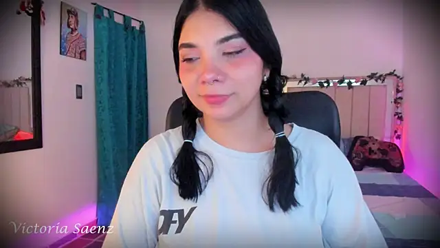 victoriaasaenz  online show from December 17, 12:38 am