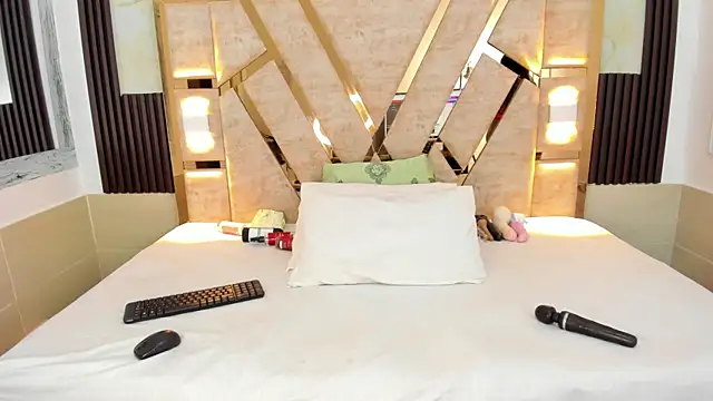 Athenea Mills online show from January 18, 6:43 pm