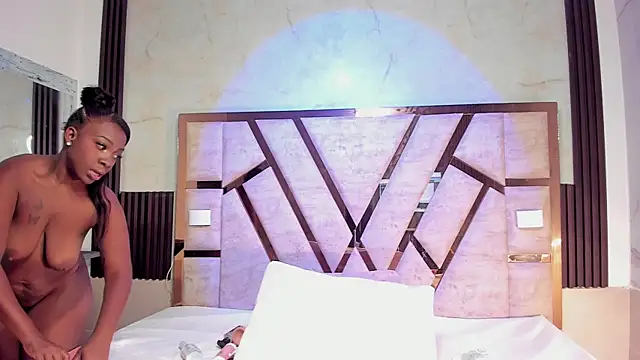 Athenea Mills online show from December 4, 6:49 pm