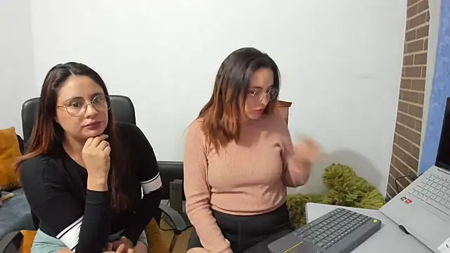 Snapshot of _girls_on_fire_ chatting on March 6, 2:30 am girls on fire online show from March 6, 2:30 am