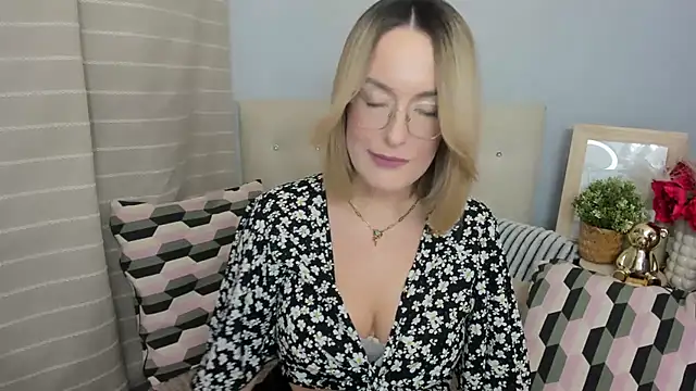 MollyFlowers online show from March 23, 6:12 pm