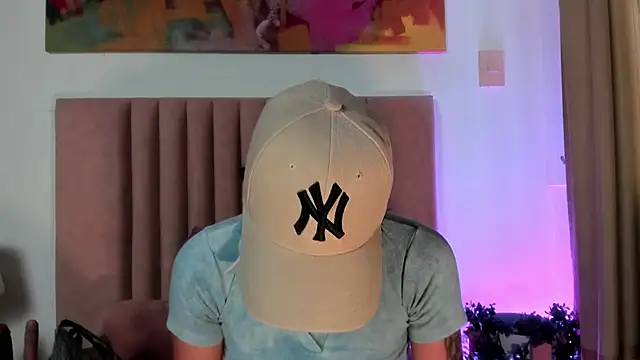 NoraDasilva online show from March 4, 9:11 pm