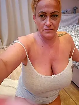 Isabellaa04 online show from April 13, 6:35 pm