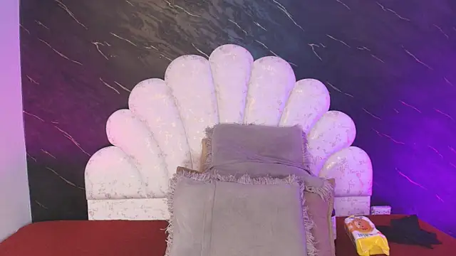  MiaBrown  online show from April 8, 12:05 pm