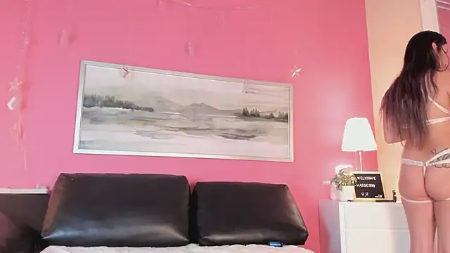 Snapshot of Tiffanysurez_ chatting on February 21, 8:05 pm Tiffanysurez online show from February 21, 8:05 pm