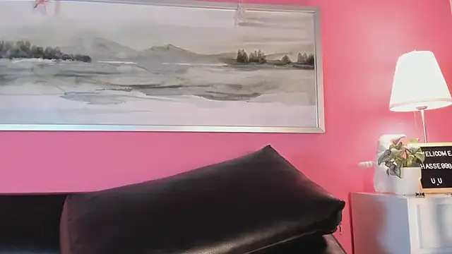 Snapshot of Tiffanysurez_ chatting on February 22, 10:20 pm Tiffanysurez online show from February 22, 10:20 pm