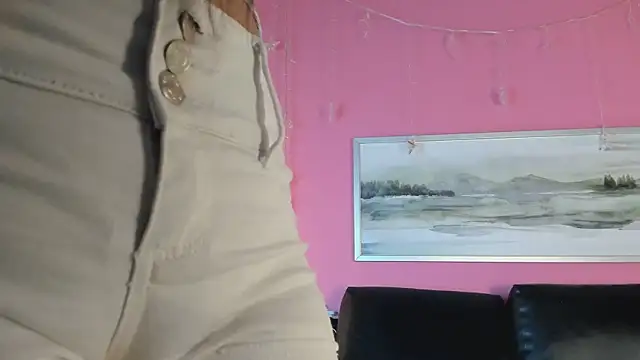 Snapshot of Tiffanysurez_ chatting on March 14, 7:01 pm Tiffanysurez online show from March 14, 7:01 pm