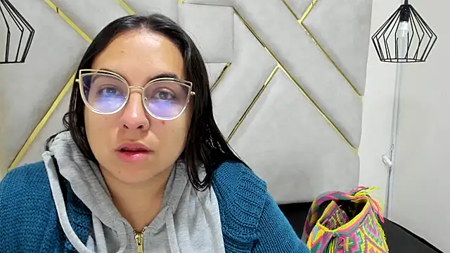 nalalye cruzz  online show from March 1, 2:59 am