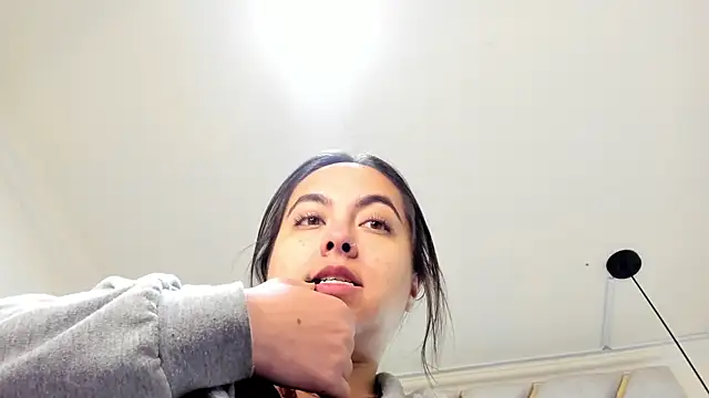 nalalye cruzz  online show from March 16, 2:43 am