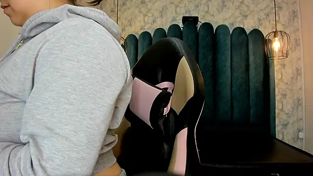 nalalye cruzz  online show from October 24, 3:03 am