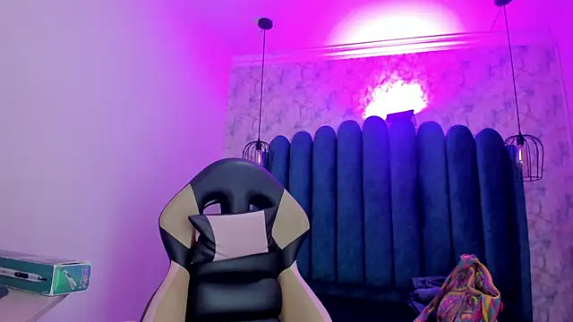 nalalye cruzz  online show from January 8, 3:42 am