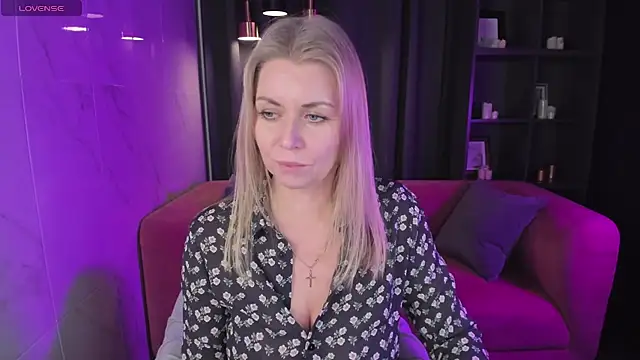 Annie Light online show from December 17, 12:00 pm