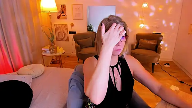 Annie Light online show from March 3, 6:08 am