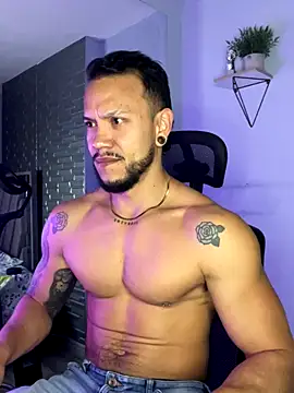 ARON TAYLER01 online show from October 16, 10:27 am