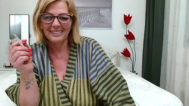 Snapshot of YulliaMilf chatting on January 24, 7:07 pm YulliaMilf online show from January 24, 7:07 pm