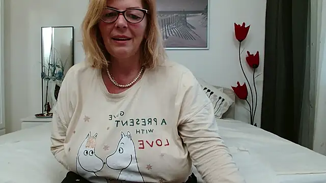 Snapshot of YulliaMilf chatting on March 10, 5:33 am YulliaMilf online show from March 10, 5:33 am