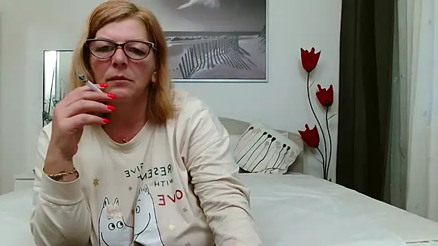 Snapshot of YulliaMilf chatting on March 12, 5:13 am YulliaMilf online show from March 12, 5:13 am