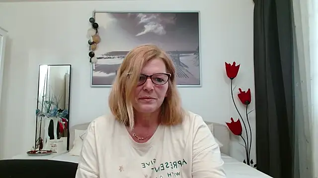 Snapshot of YulliaMilf chatting on March 16, 7:04 am YulliaMilf online show from March 16, 7:04 am