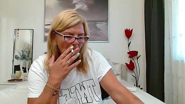 Snapshot of YulliaMilf chatting on September 19, 6:37 am YulliaMilf online show from September 19, 6:37 am