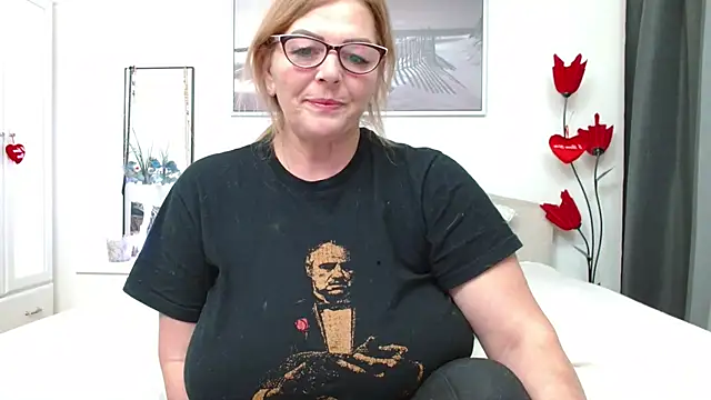 YulliaMilf online show from January 12, 7:08 pm