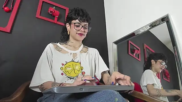 Snapshot of trinitty chatting on December 3, 1:21 pm trinitty online show from December 3, 1:21 pm