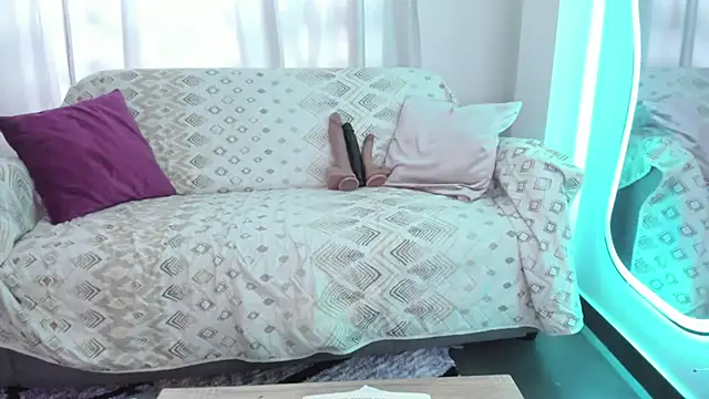 Snapshot of KAROLIVONNE chatting on February 24, 8:51 pm KAROLIVONNE online show from February 24, 8:51 pm