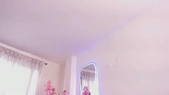 Snapshot of KAROLIVONNE chatting on March 28, 6:51 pm KAROLIVONNE online show from March 28, 6:51 pm