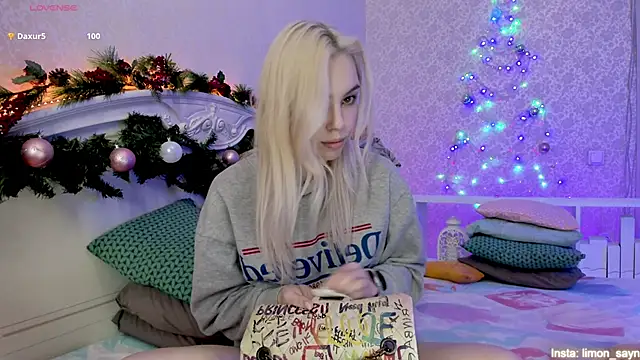 Snapshot of LillyMoure_ chatting on December 10, 2:59 am LillyMoure online show from December 10, 2:59 am
