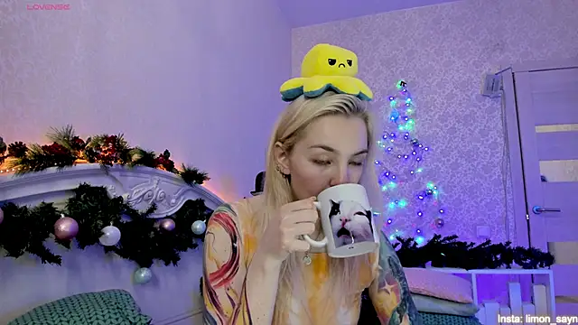 Snapshot of LillyMoure_ chatting on December 23, 2:13 am LillyMoure online show from December 23, 2:13 am