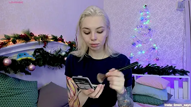 Snapshot of LillyMoure_ chatting on January 2, 2:11 am LillyMoure online show from January 2, 2:11 am