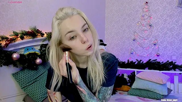 Snapshot of LillyMoure_ chatting on January 4, 12:05 am LillyMoure online show from January 4, 12:05 am