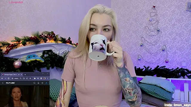 Snapshot of LillyMoure_ chatting on January 15, 12:09 am LillyMoure online show from January 15, 12:09 am