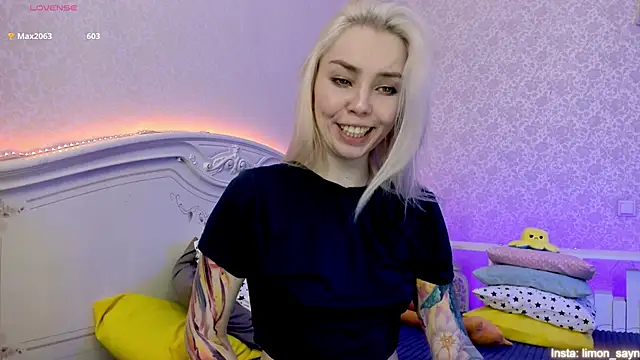 Snapshot of LillyMoure_ chatting on January 19, 2:47 am LillyMoure online show from January 19, 2:47 am