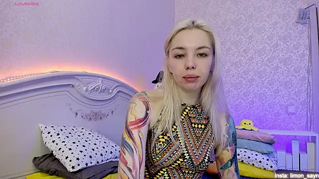 Snapshot of LillyMoure_ chatting on January 20, 11:54 pm LillyMoure online show from January 20, 11:54 pm