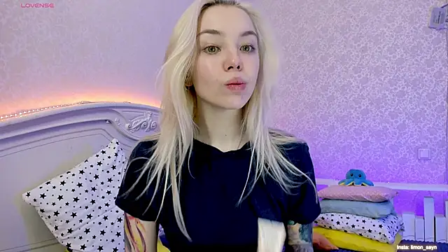 Snapshot of LillyMoure_ chatting on January 23, 11:58 pm LillyMoure online show from January 23, 11:58 pm