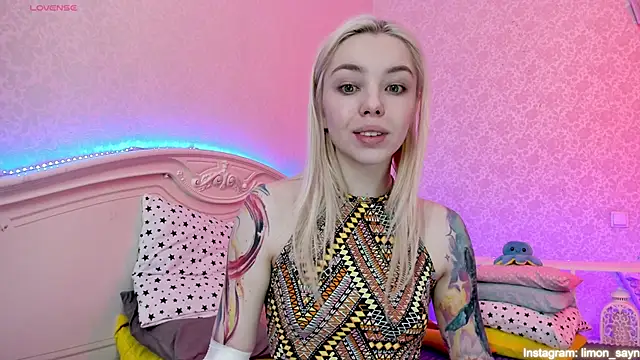Snapshot of LillyMoure_ chatting on February 2, 1:34 am LillyMoure online show from February 2, 1:34 am