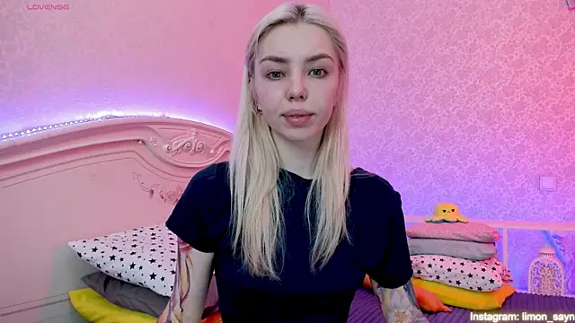 Snapshot of LillyMoure_ chatting on February 4, 11:59 pm LillyMoure online show from February 4, 11:59 pm
