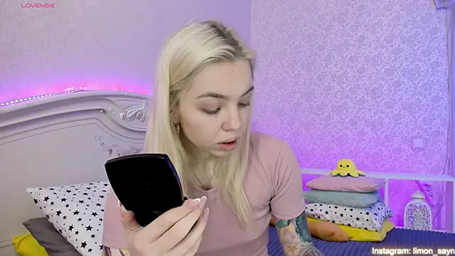 Snapshot of LillyMoure_ chatting on February 10, 11:45 pm LillyMoure online show from February 10, 11:45 pm