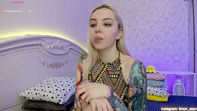Snapshot of LillyMoure_ chatting on February 13, 12:13 am LillyMoure online show from February 13, 12:13 am