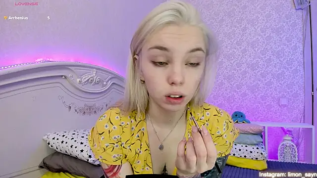 Snapshot of LillyMoure_ chatting on February 15, 12:15 am LillyMoure online show from February 15, 12:15 am