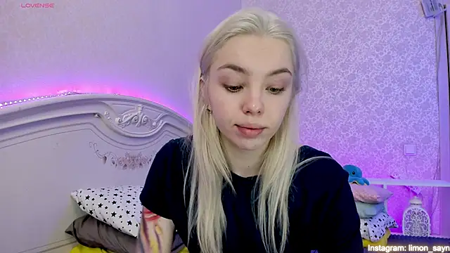 Snapshot of LillyMoure_ chatting on February 16, 12:08 am LillyMoure online show from February 16, 12:08 am
