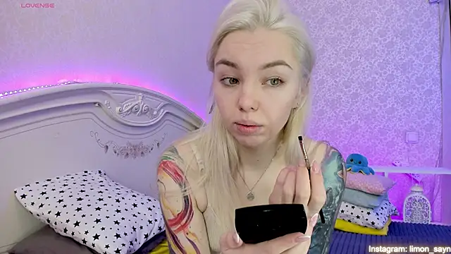 Snapshot of LillyMoure_ chatting on February 16, 11:59 pm LillyMoure online show from February 16, 11:59 pm