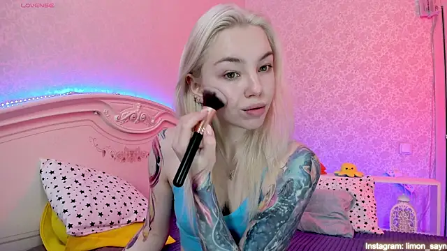 Snapshot of LillyMoure_ chatting on February 25, 11:44 pm LillyMoure online show from February 25, 11:44 pm