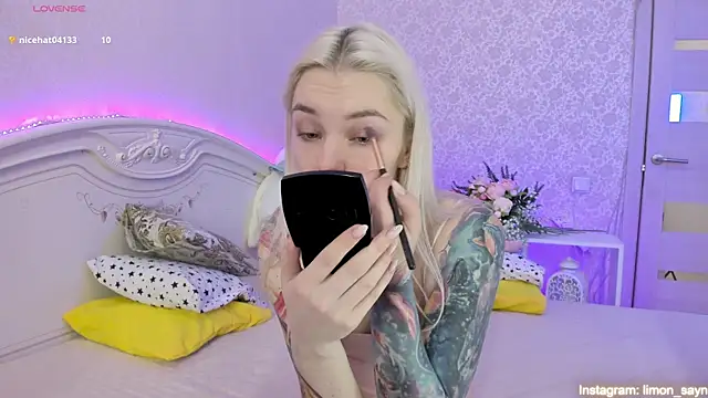 Snapshot of LillyMoure_ chatting on March 9, 12:00 am LillyMoure online show from March 9, 12:00 am